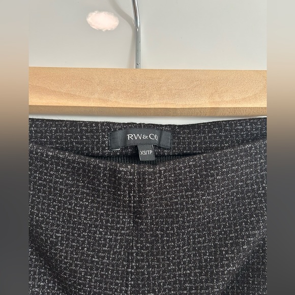 RW&Co pencil skirt, black with subtle pattern, size XS - Picture 2 of 2